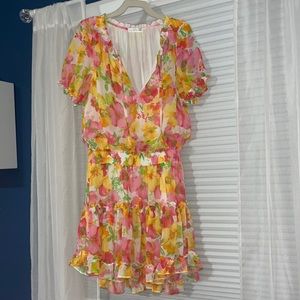 Floral smocked waist dress with v-neck. Size medium from mixology